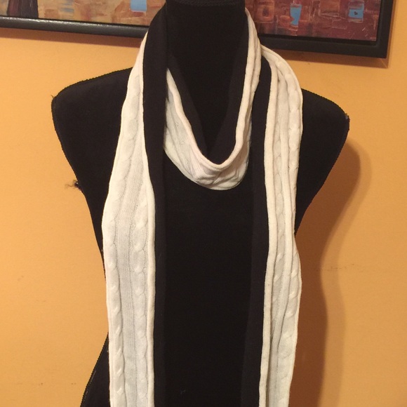 Xtra Long Blk & Wht Reversible Scarf🧣 - Picture 8 of 15
